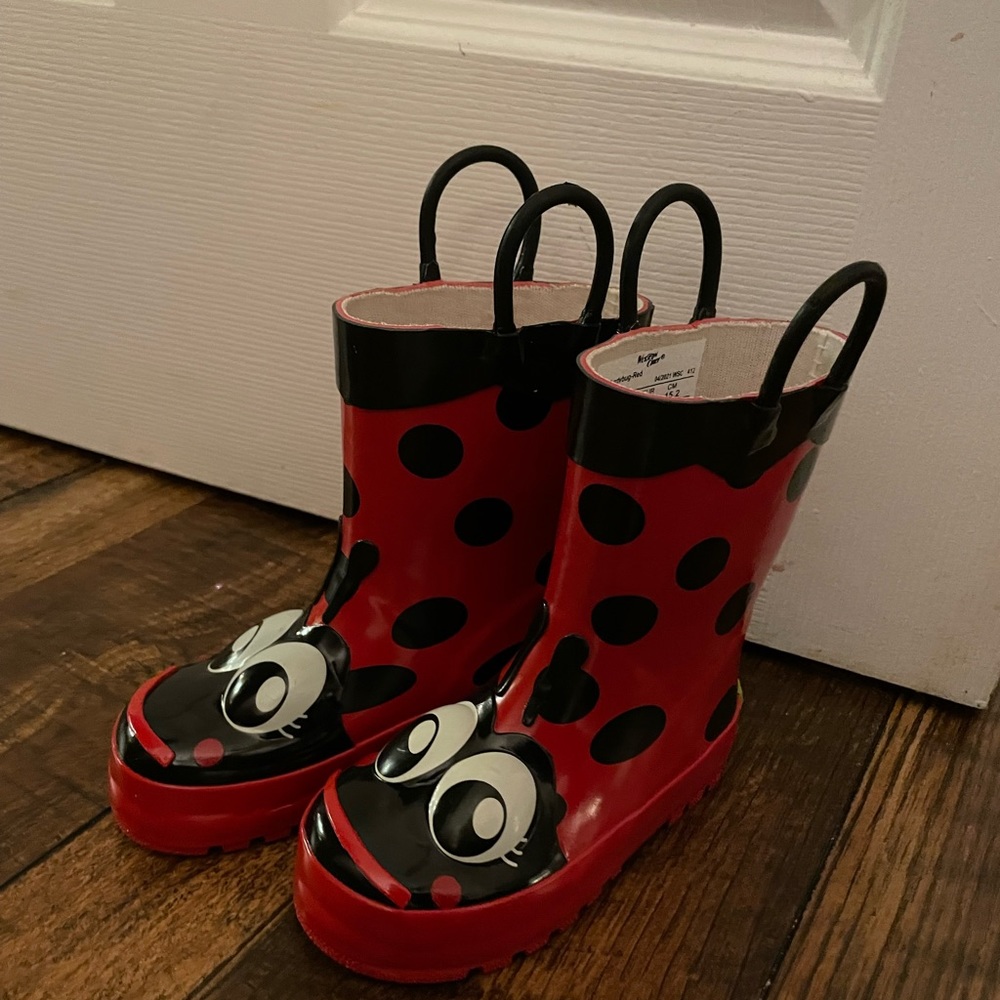 Toddler7 rain boots. Never worn without tags
